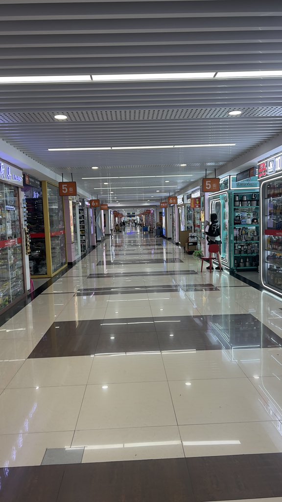 接受来自福田市场的任何货物并检查它们