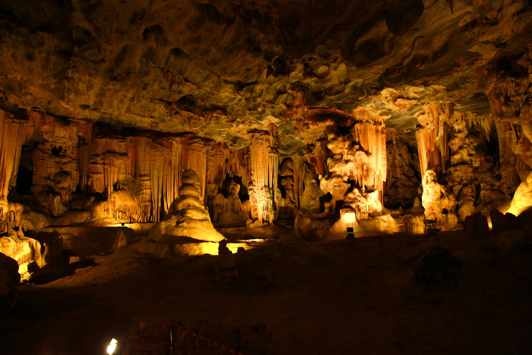 Hongya Cave (Hongyadong)